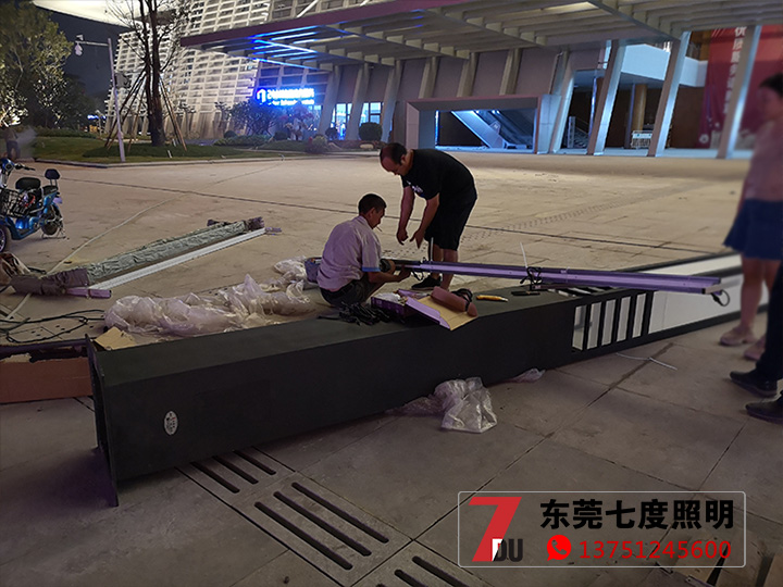戶外廣場園林好色先生网站入口柱安裝現場實拍